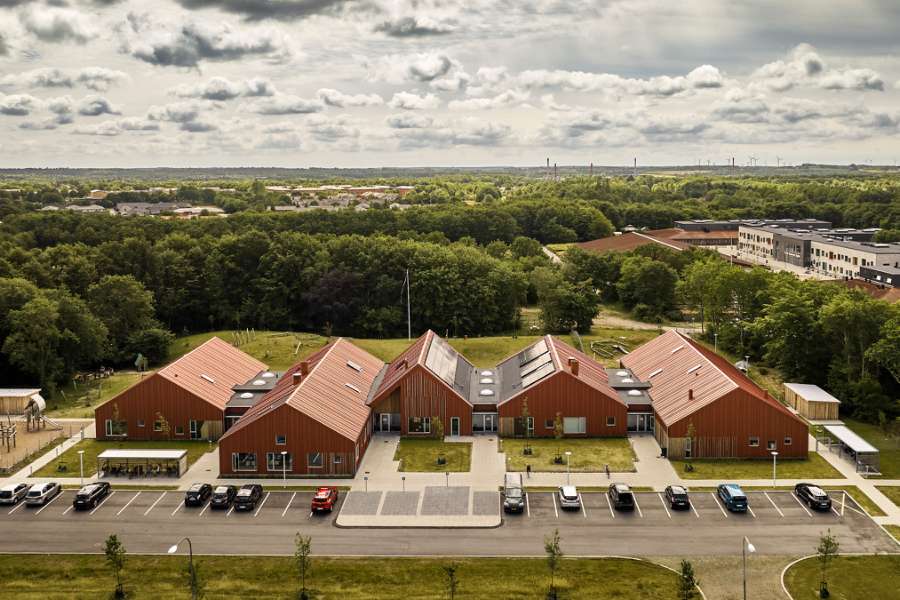 Die Kindertagesstätte in Holstebro heißt Kinder und Natur, von Kopf bis Fuß in Stahlprofilen, willkommen, Nørre Boulevard 57, 7500 Holstebro, Dänemark